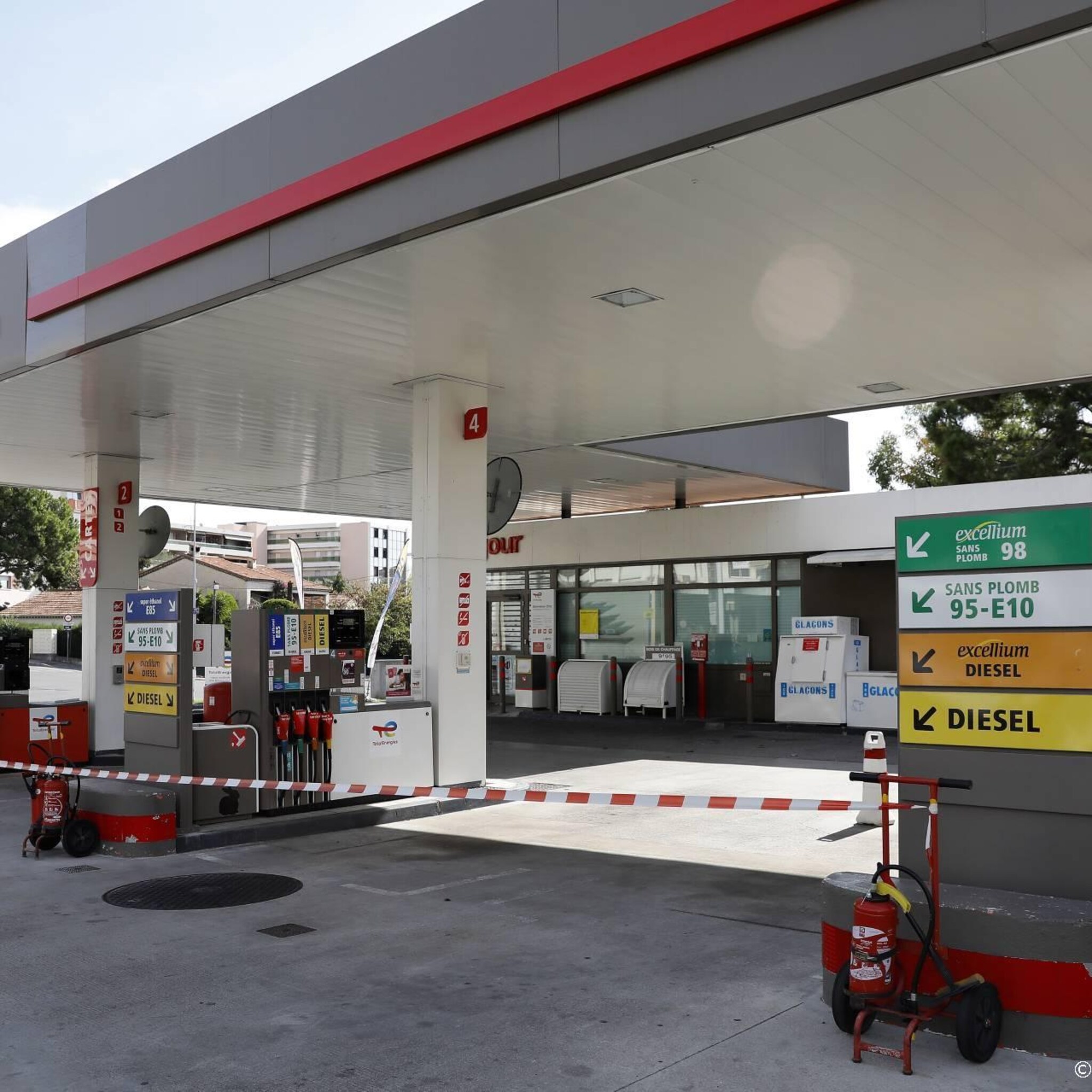 franse minister zint op meer ingrepen om oliestaking te breken