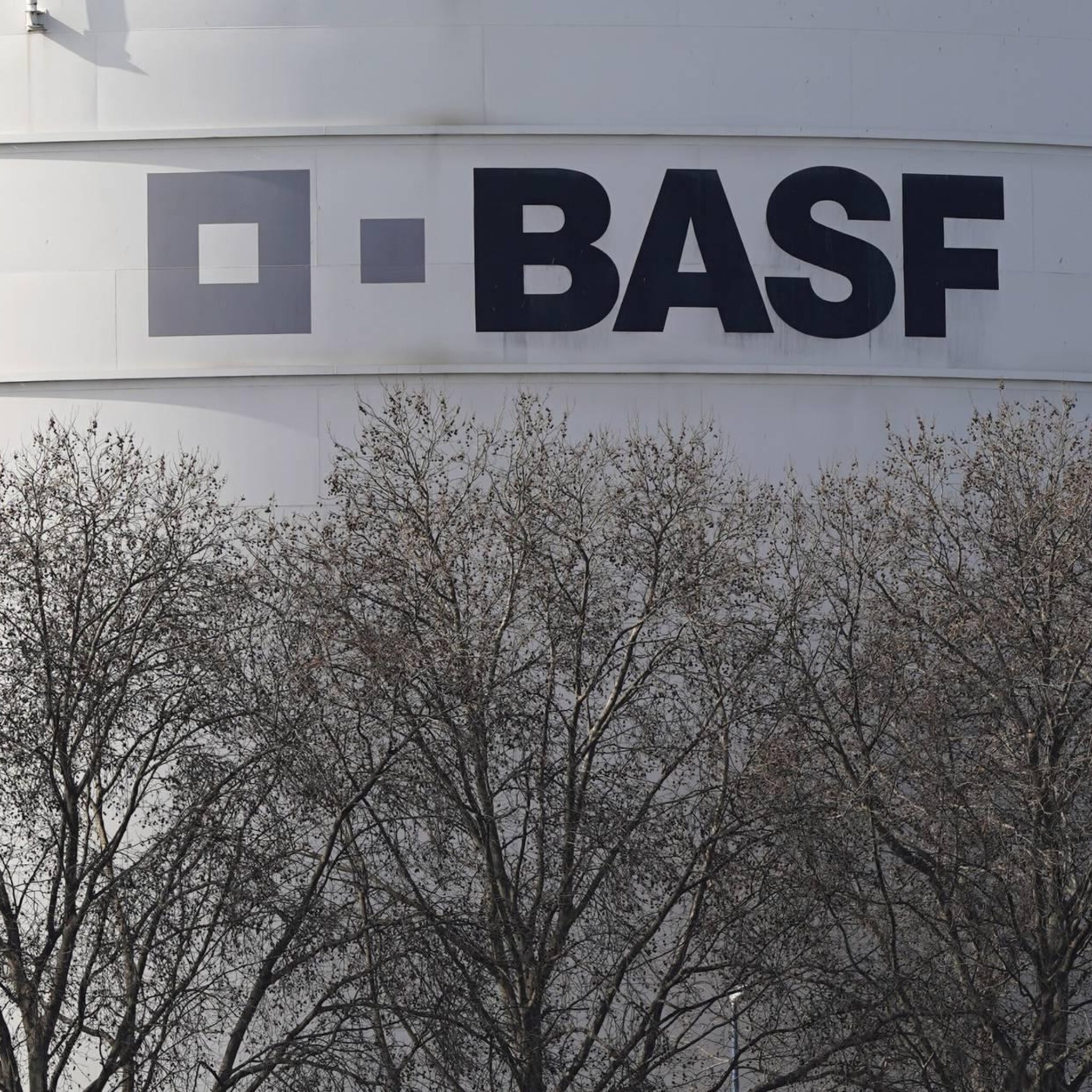 chemiebedrijf basf haalt minder winst en gaat besparen
