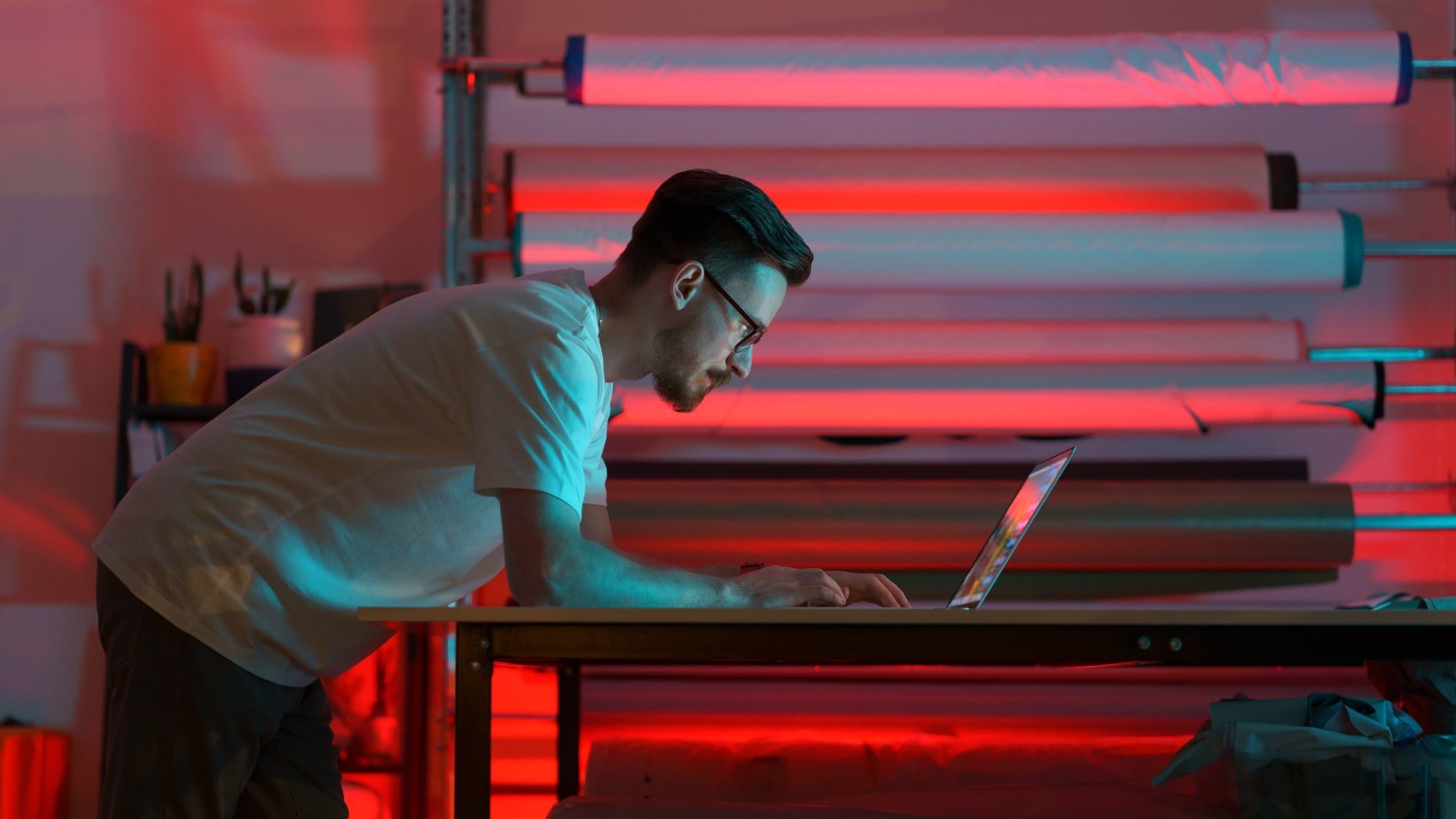 Zelfstandig ondernemers die er werk in loondienst bij willen nemen, moeten goed kijken hoeveel uren werk ze dan nog in de onderneming kunnen stoppen, adviseert KVK. Foto: Shutterstock
