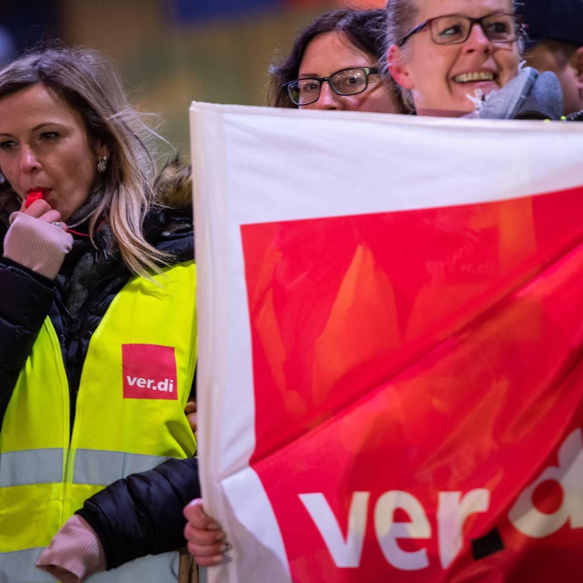 duitse vakbond eist fors meer loon werknemers publieke sector