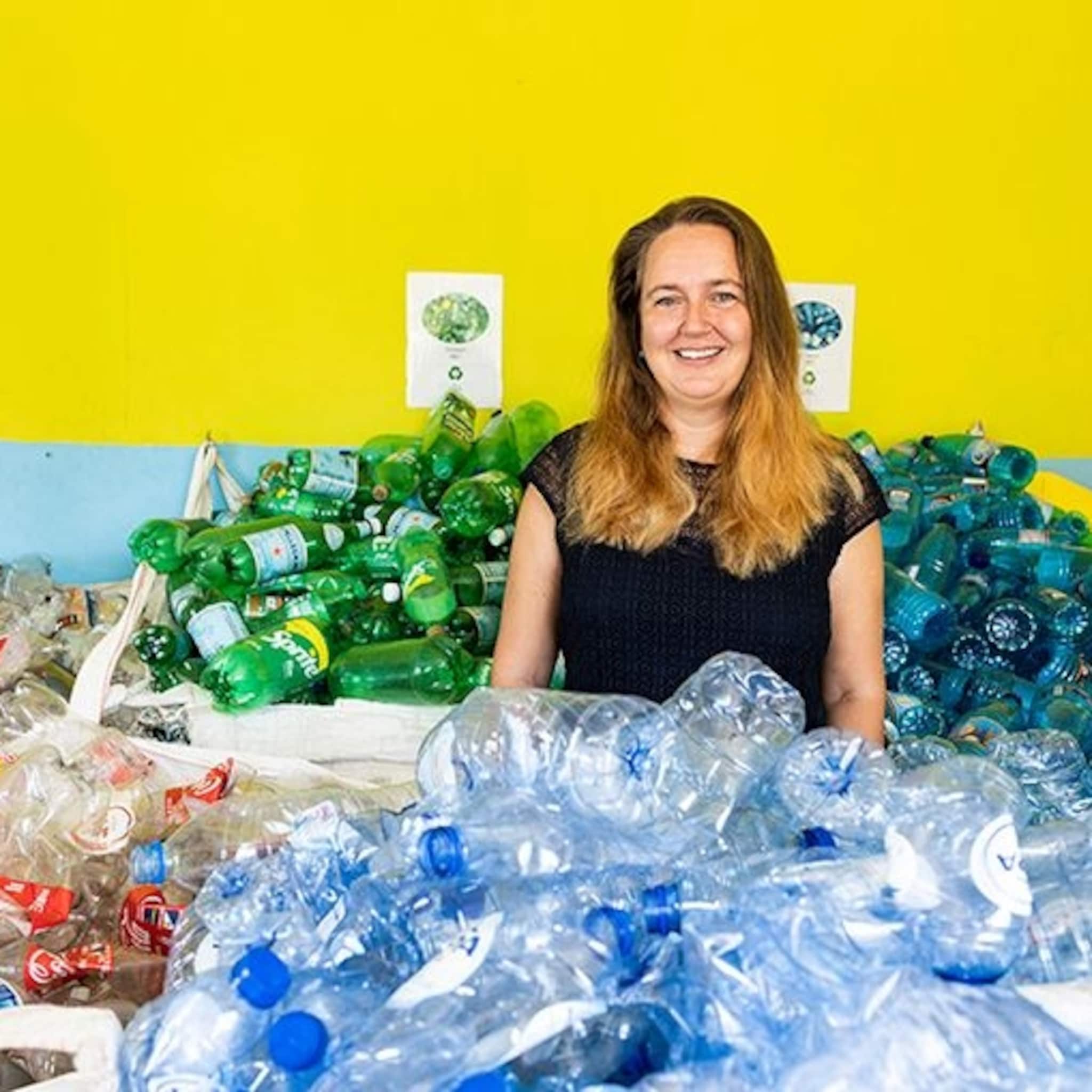 deze ondernemer redt zeeschildpadden op curacao met kandelaars vazen en meubels van plastic flessen