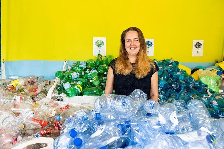 Sabine Berendse van Green Phenix op Curaçao tussen het (afval)plastic. Foto: Sinaya Wolfert