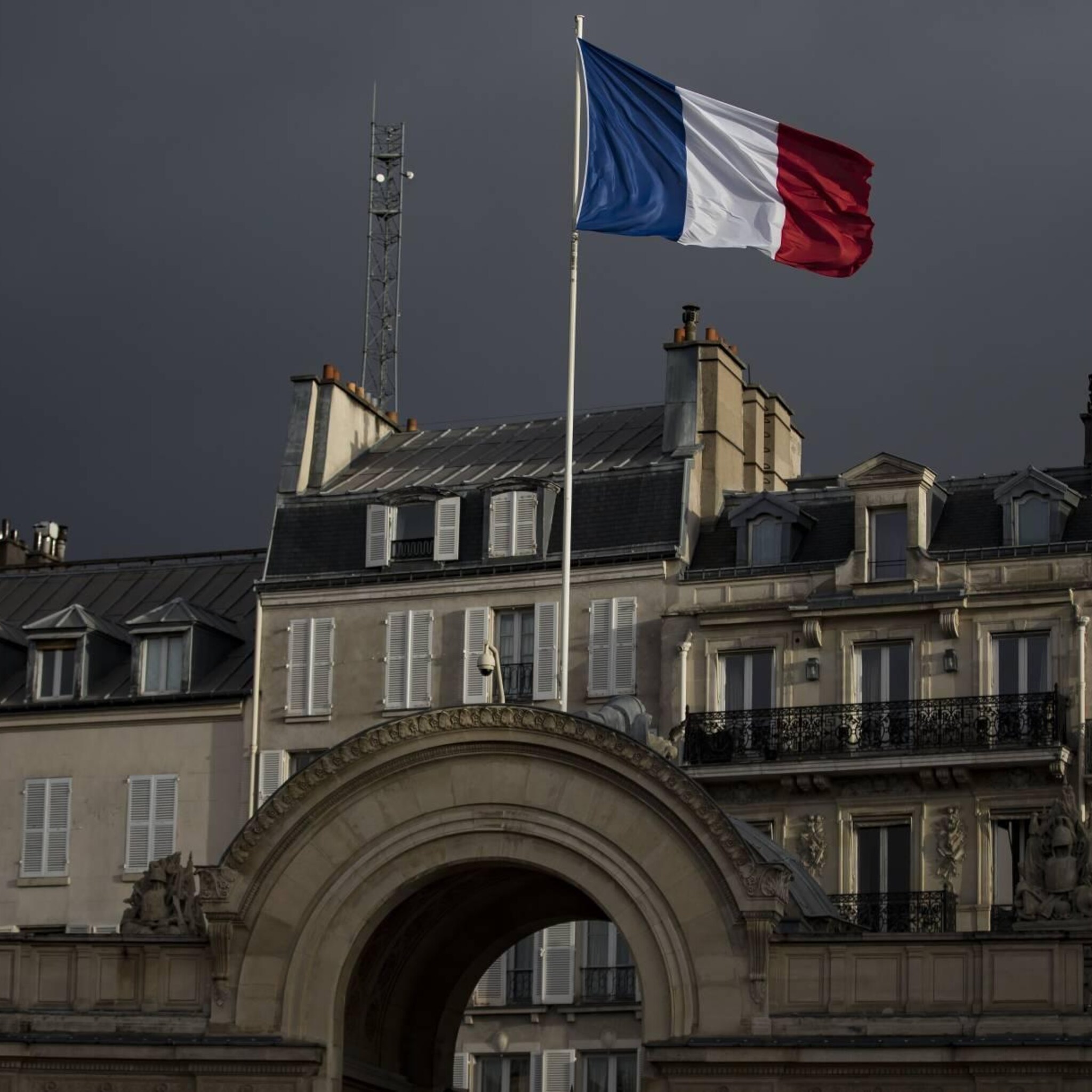 franse overheid kan ingrijpen bij stakingen olieraffinaderijen