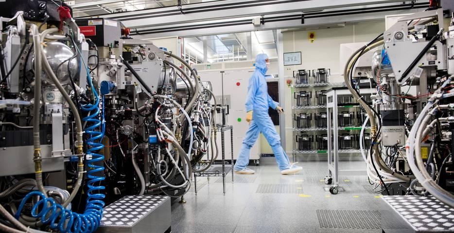 De fabriek van chipmaker NXP in Nijmegen. Dergelijke grote bedrijven zijn er niet veel in de regio, maar daar wordt aan gewerkt, zeggen vertegenwoordigers van de Rabobank en Radboudumc. Foto: ANP.