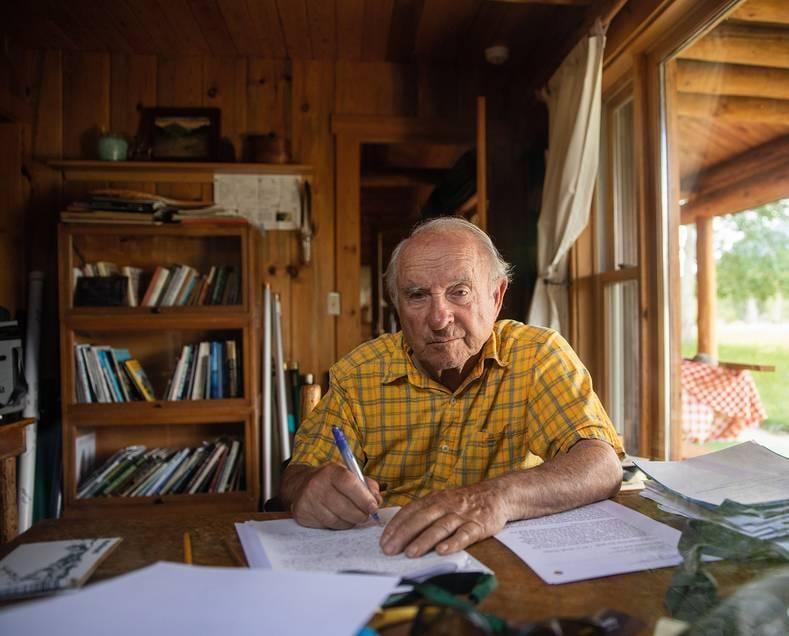 Patagonia-oprichter Yvon Chouinard tekent de overdracht van zijn bedrijf. Foto: Patagonia.