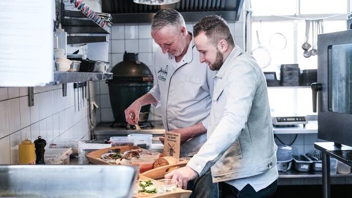 Chef-kok Aran Tijmense (links) en Villa Copera-uitbater Jeroen Fierkens. Foto: Jan Ruland van den Brink