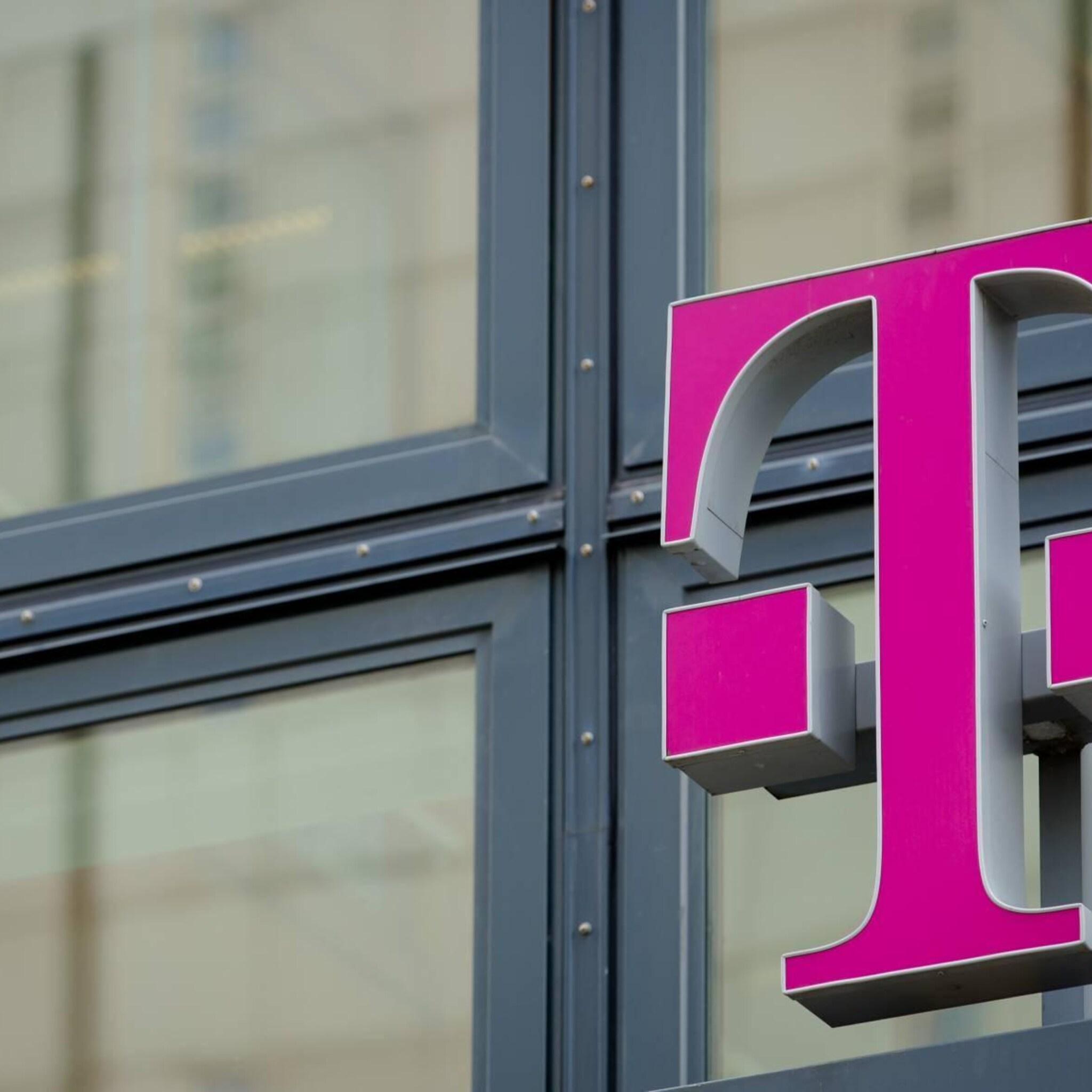 t mobile neemt aanbieder vast internet cambrium over