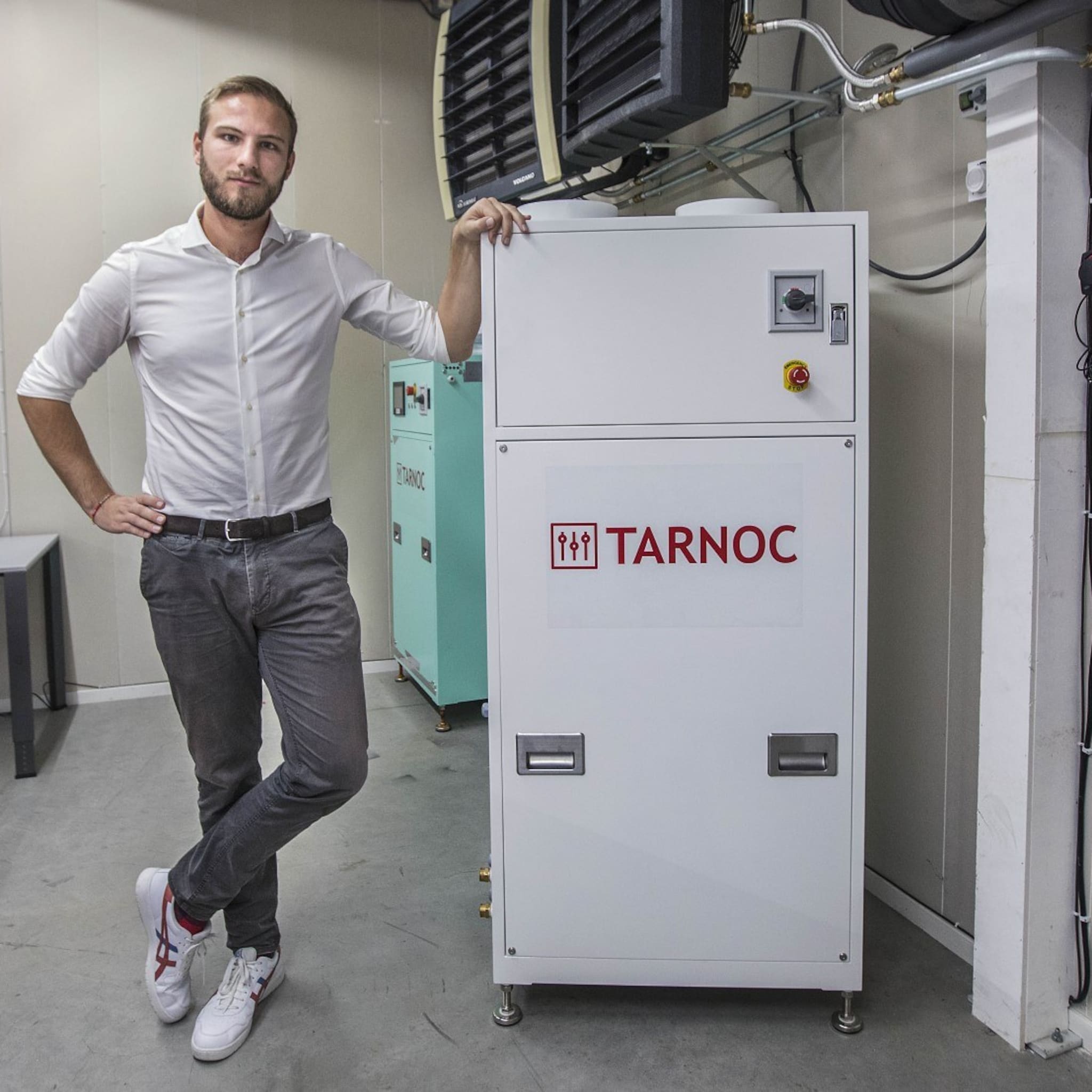 jonge ondernemer vincent 24 werkt aan tesla onder de warmtepompen