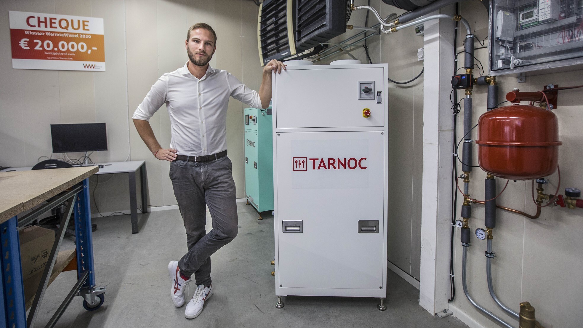 Vincent Wijdeveld van Tarnoc met zijn warmtepomp, waarvoor je een woning niet hoeft aan te passen. Foto: Frank Jansen
