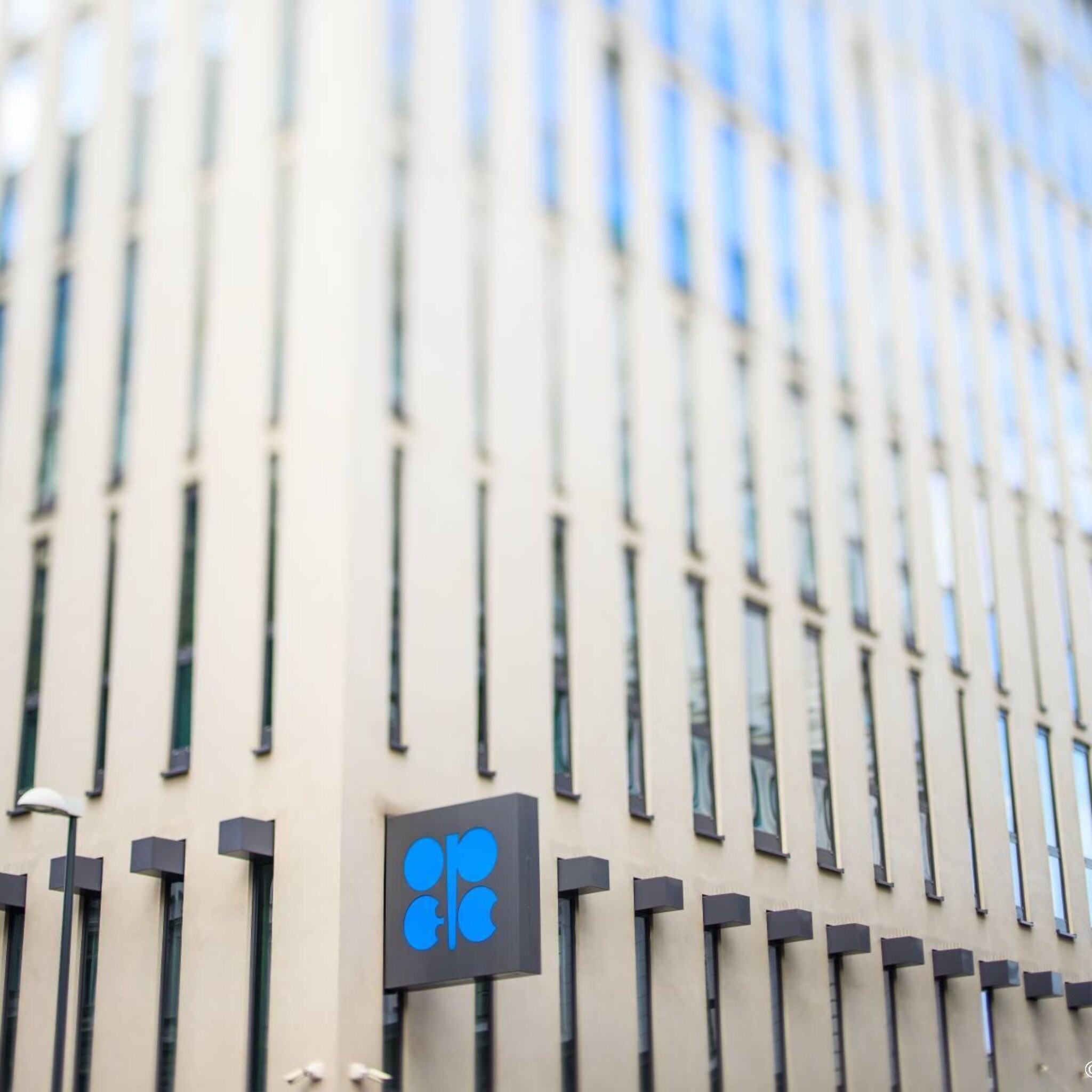 opec verlaagt olieproductie met 2 miljoen vaten per dag