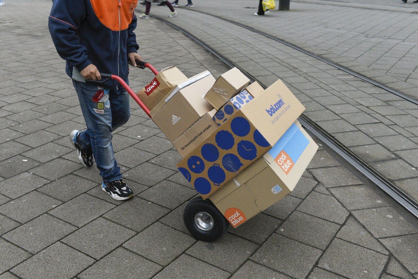 Webbestellingen zijn razend populair, maar ChristenUnie pleit voor een pakketjestax. Foto: ANP/Peter Hilz