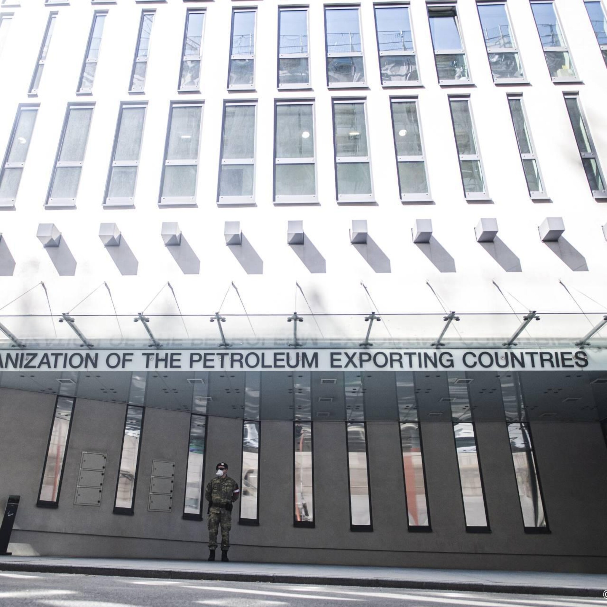 opec gaat olieproductie waarschijnlijk fors verlagen