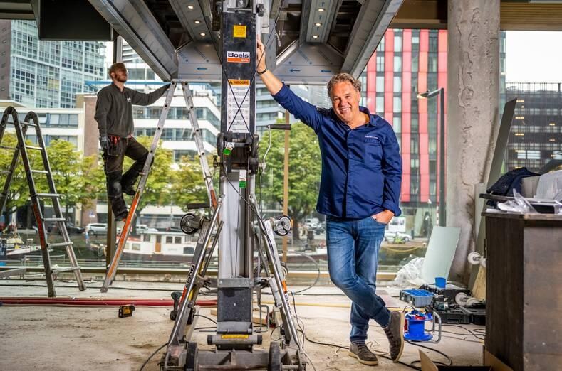 Terwijl monteurs druk bezig zijn met de aanleg van de afzuiging, licht Fred Mustert vanuit de (open) keuken in het midden van zijn prestigerestaurant een klein tipje van de luxe sluier op. Foto: Frank de Roo