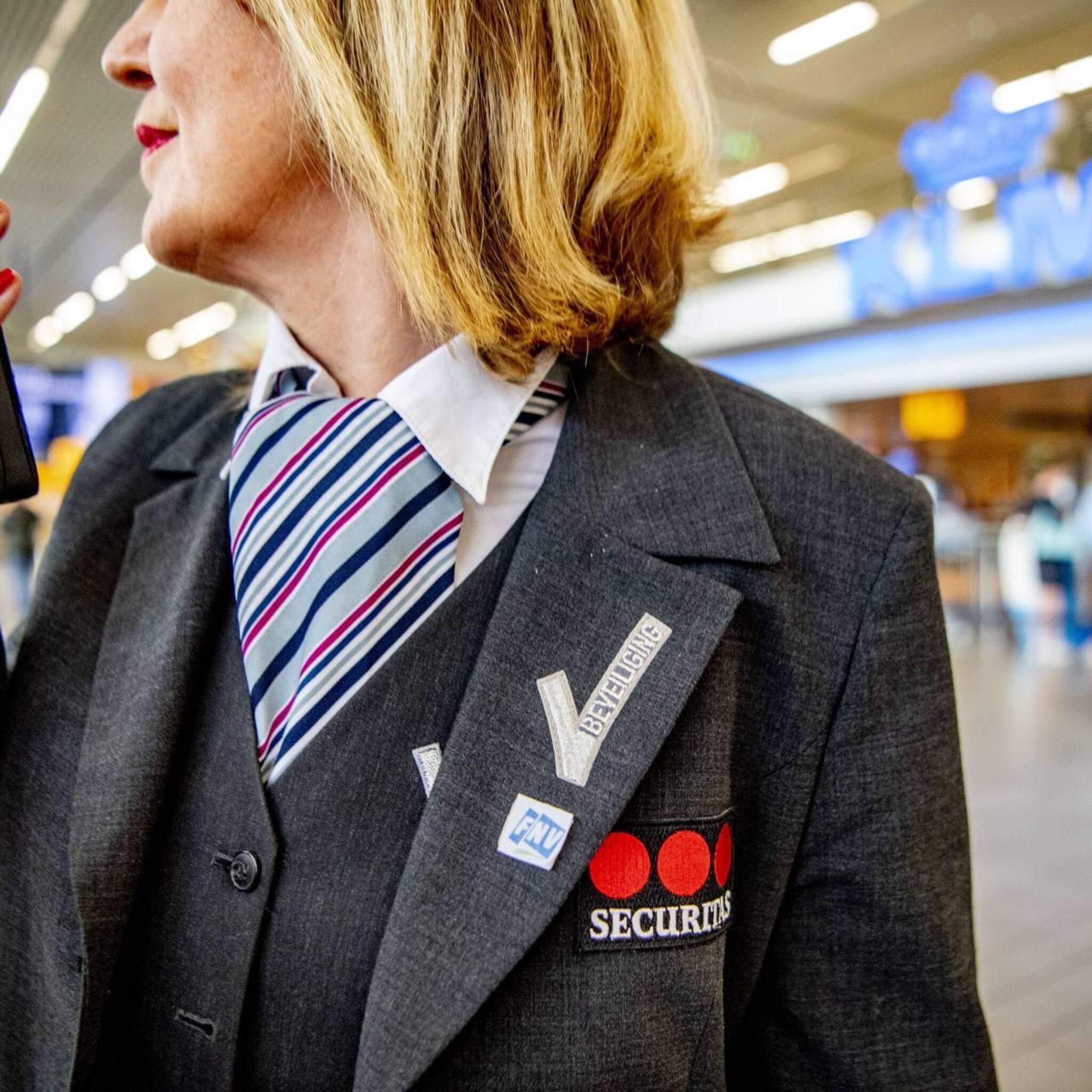 cnv een op de drie beveiligers schiphol overweegt te vertrekken