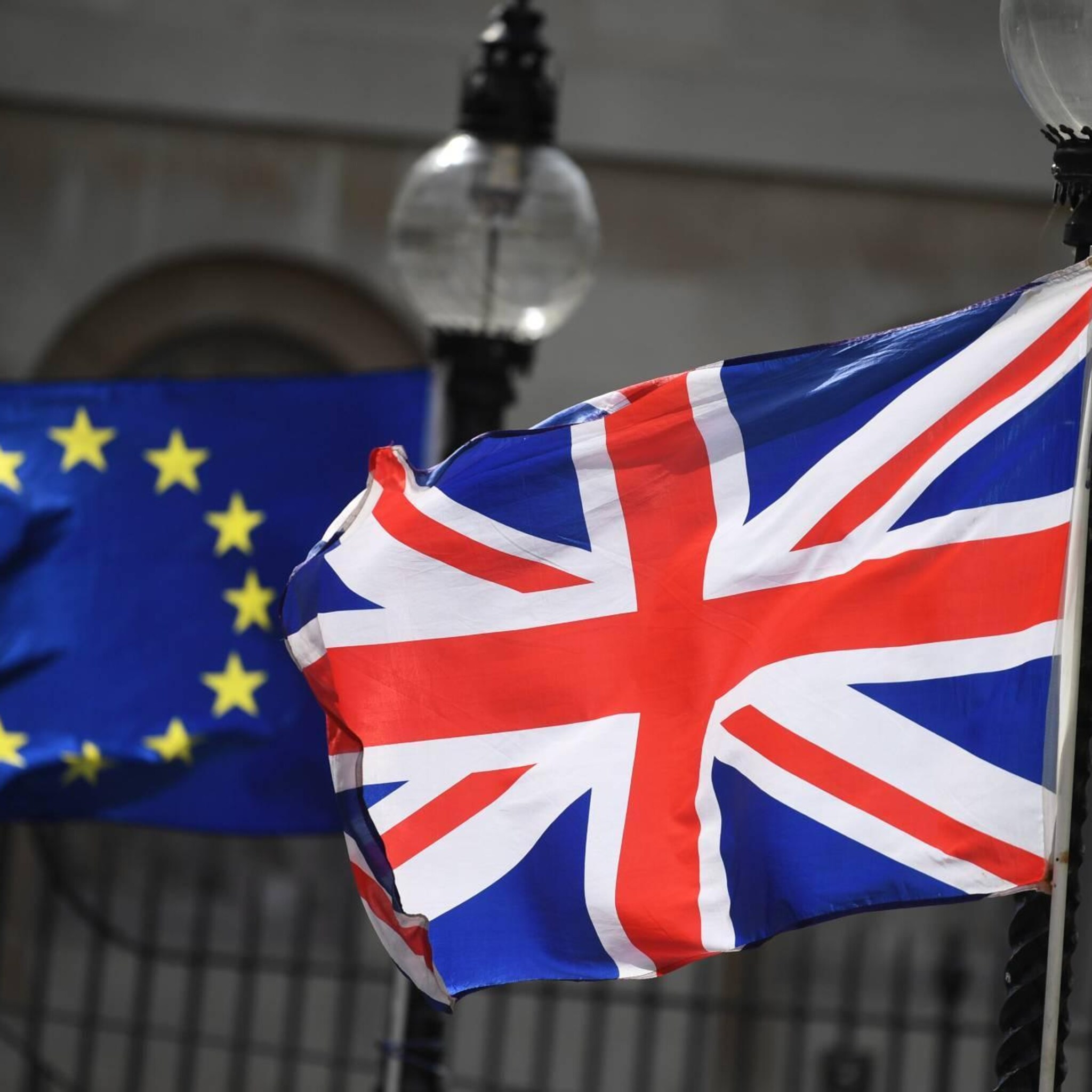 brussel en londen hervatten verzand overleg over noord ierland