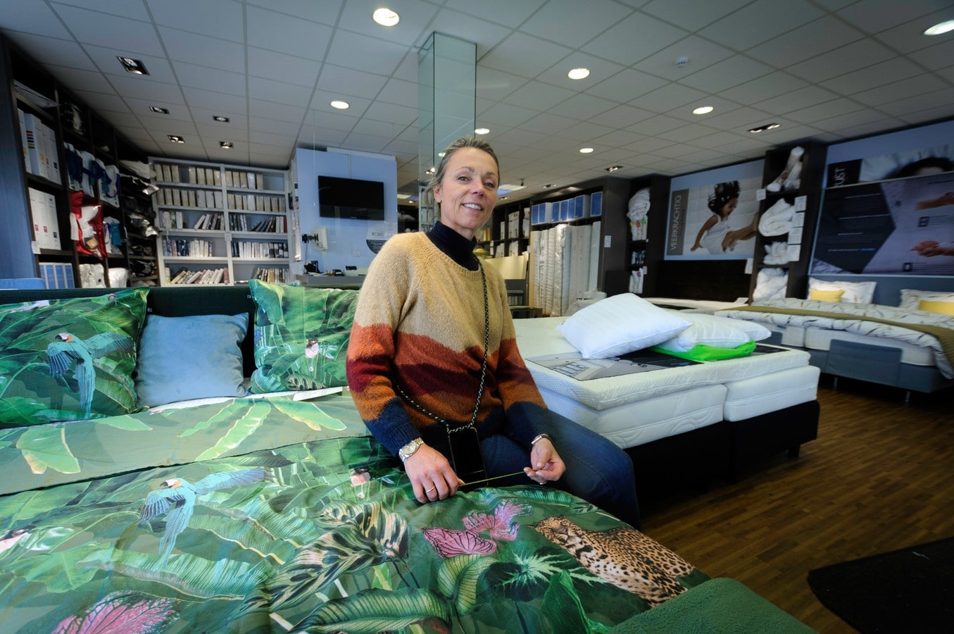 Evelyn Erkens gaat de winkel Roberts Speciaalhuis, waar ze veertig jaar werkte, sluiten. Foto: AD.