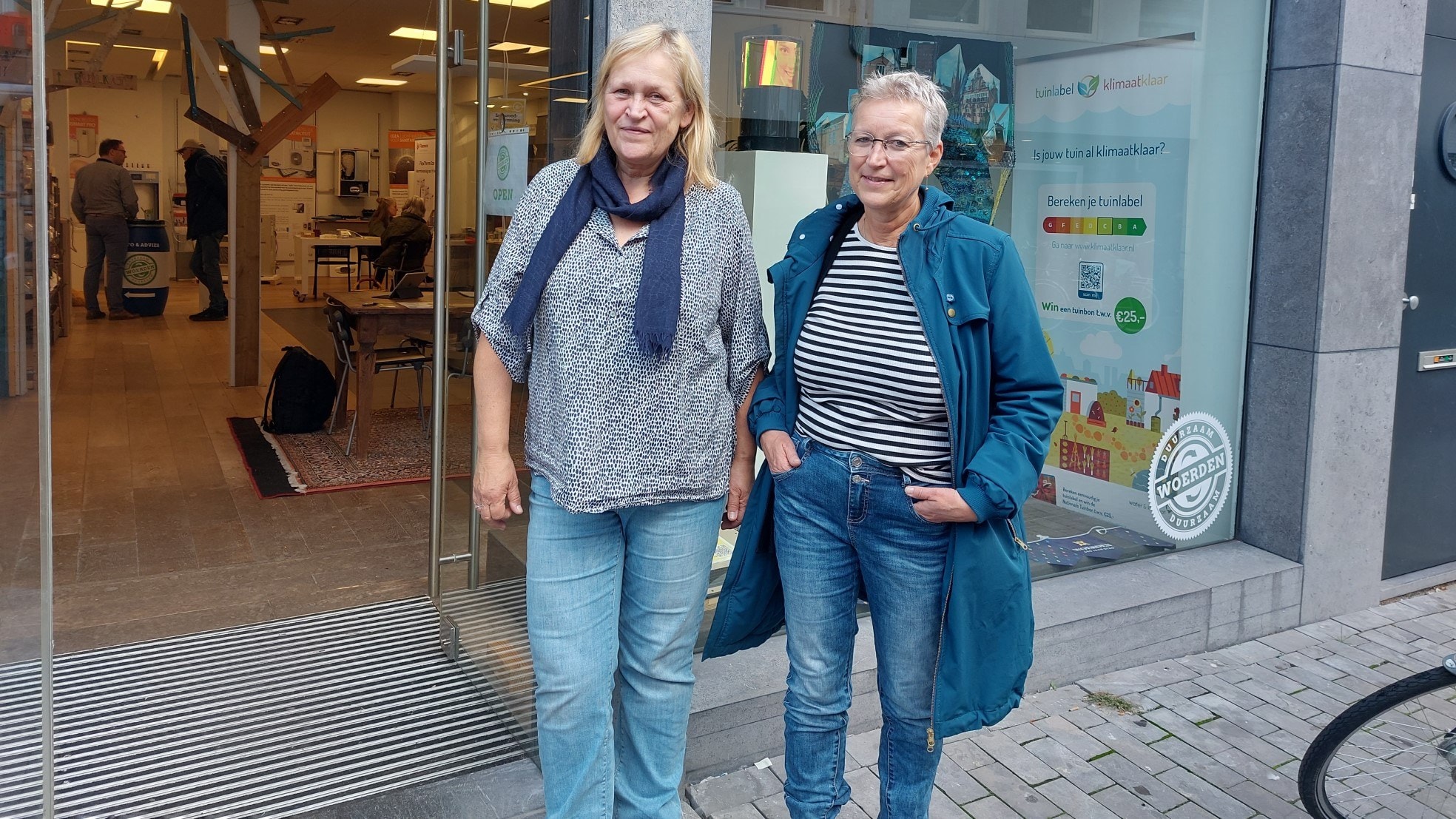 Coby Franken en Marguerite Boersma van Progressief Woerden willen dat de deuren van winkels dichtgaan.