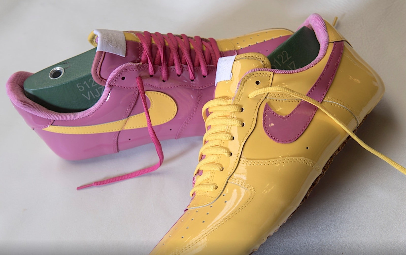 Schoenenontwerper Sam van IJzendoorn van het bedrijf Vijz pimpt onder andere Nikes op. Foto: Raphael Drent