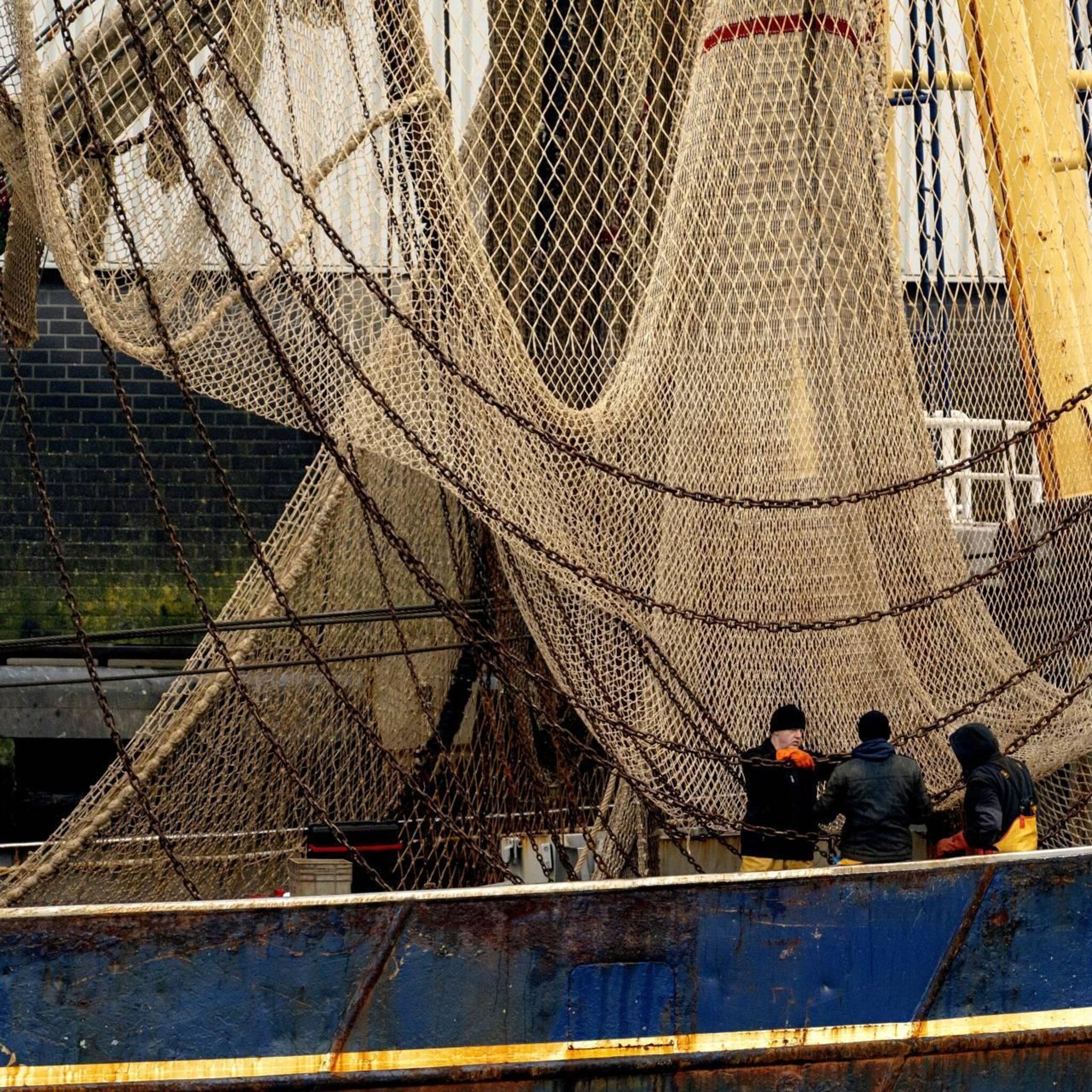 nederlandse kotters mogen toch rond frankrijk blijven vissen