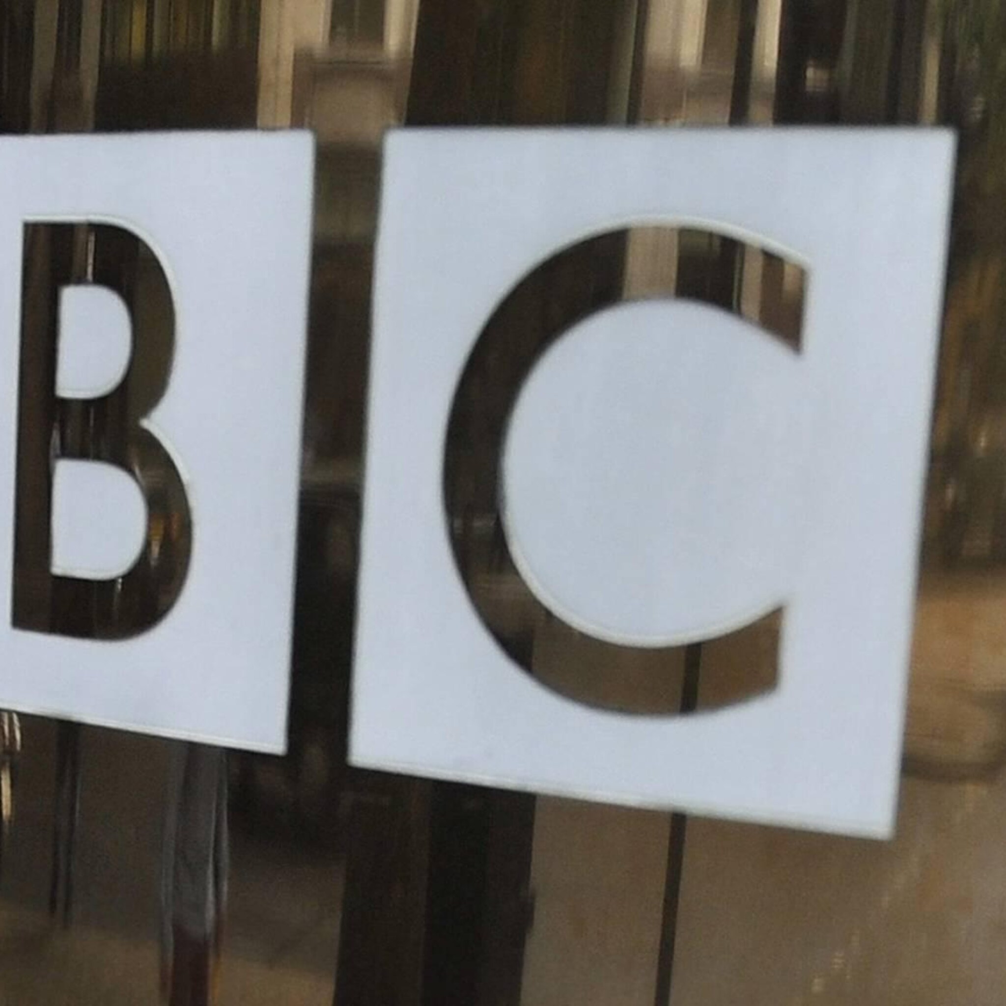 bbc schrapt bijna vierhonderd banen bij internationale diensten