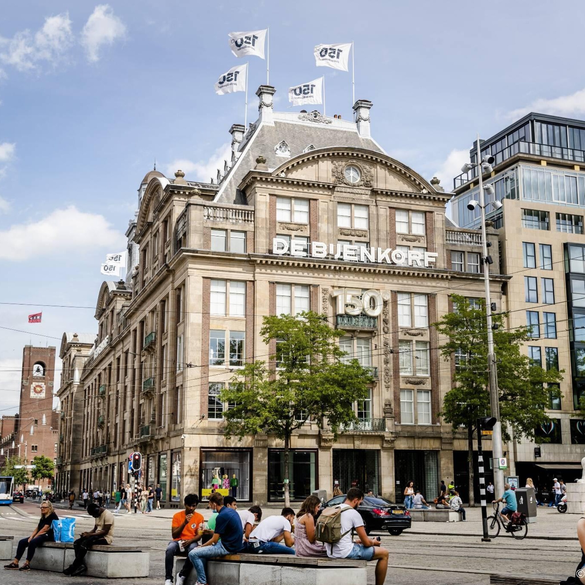 medewerkers de bijenkorf in amsterdam leggen vrijdag werk neer