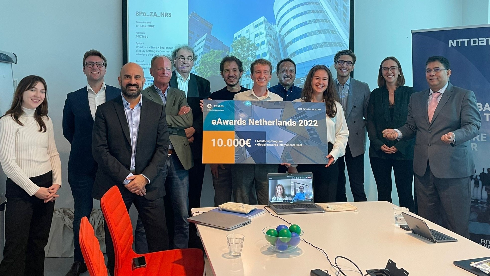 Winnaar Glimp met de jury van de Nederlandse editie van de eAwards 2022. Foto: NTT DATA