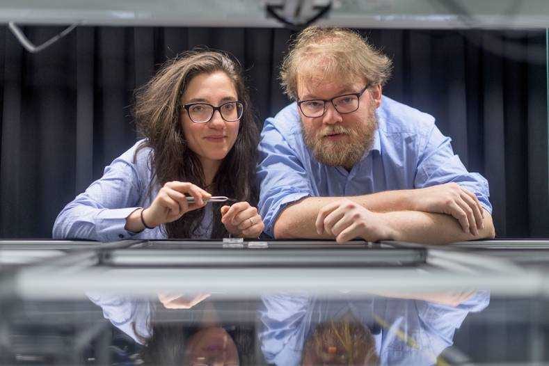 Jelmer Renema en Caterina Taballione van UT spin-off Quix, dat de eerste supersnelle kwantum computer gaat bouwen. Foto: Emiel Muijderman