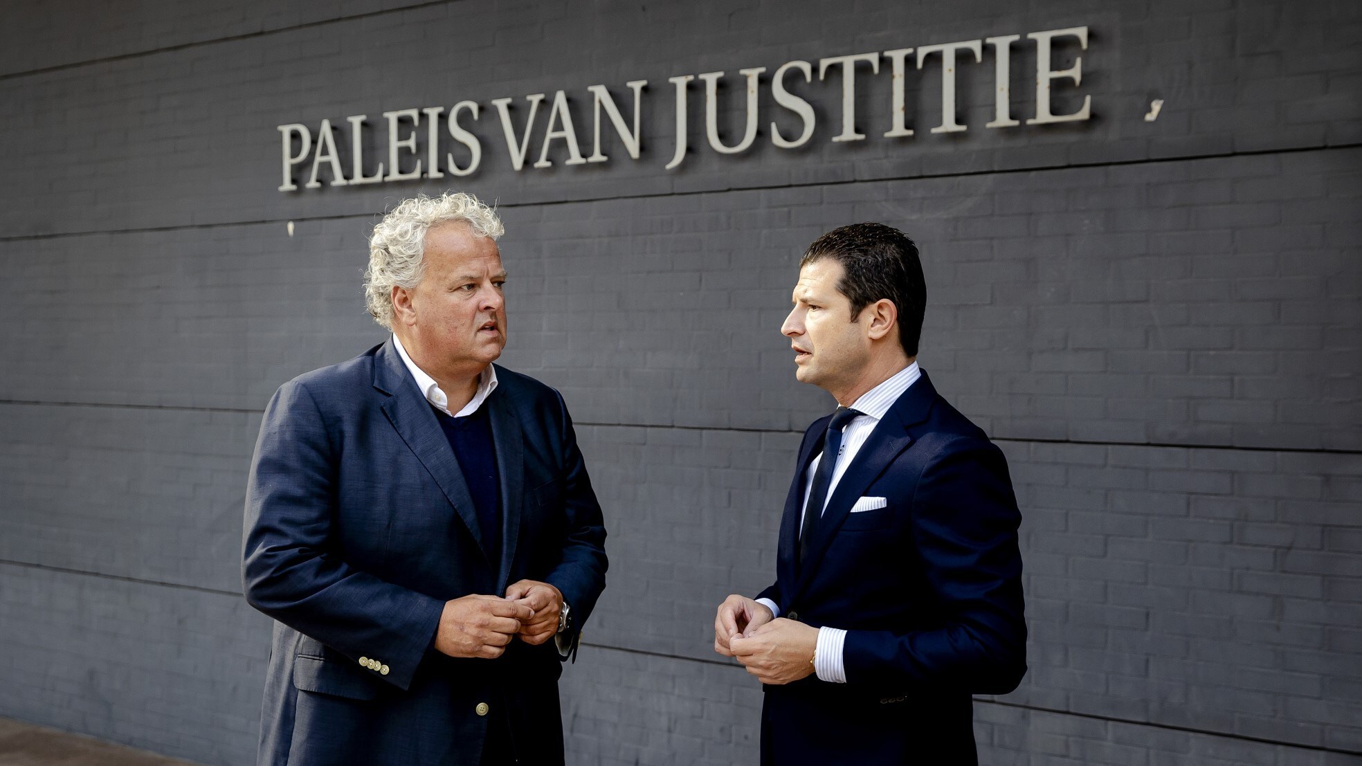 Voorzitter Robèr Willemsen (links) en directeur Dirk Beljaarts van Koninklijke Horeca Nederland bij de rechtbank tijdens een eerder kort geding tegen de Staat. Foto: ANP