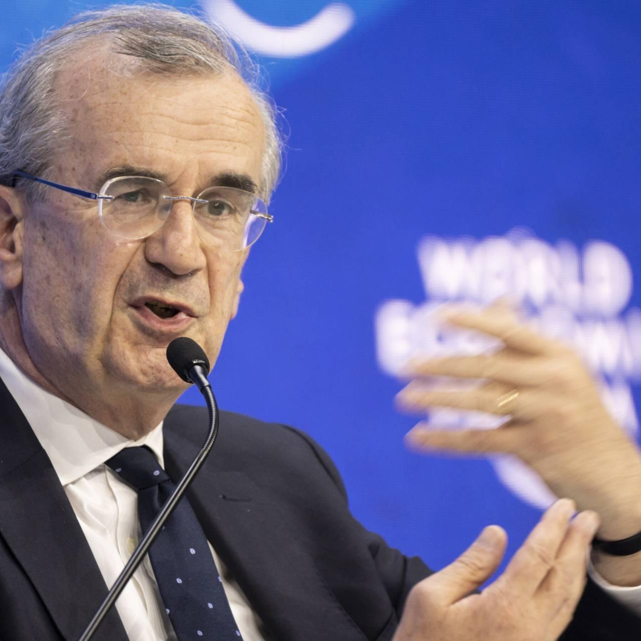 krant franse bankgouverneur in juni aangevallen met hamer