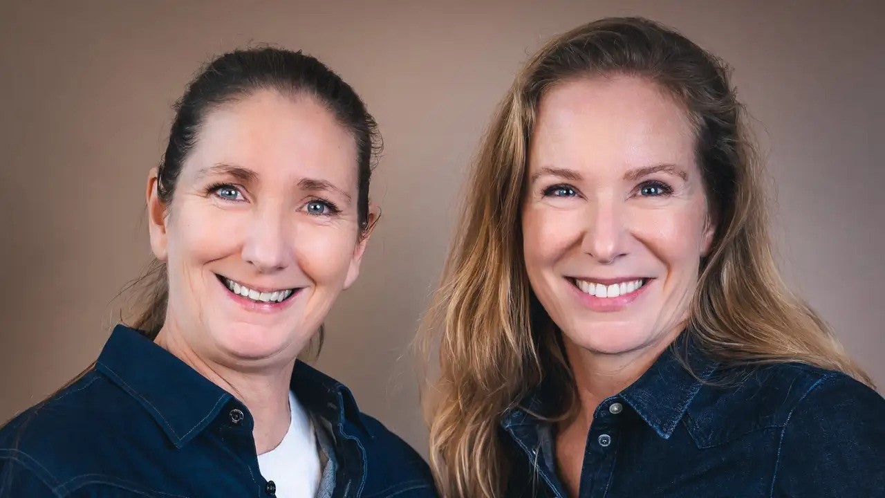 Verzorgingsproducten van groenten? Zussen Angela (rechts) en Cathy Ursem maken het van groenten. Foto: Lelle fotografie