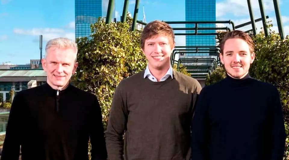 De oprichters van Channext vlnr, Hennie Jansen (CCO), Jens van de Graaf (CTO) en Rick van den Bosch (CEO), op het dak van het Rotterdamse Groothandels Gebouw waar het ooit begon. Foto: Channext