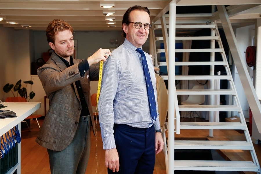 Vestigingsmanager Jonne Wartena met Roel Wolbrink (rechts). Foto: Ruud Voest.