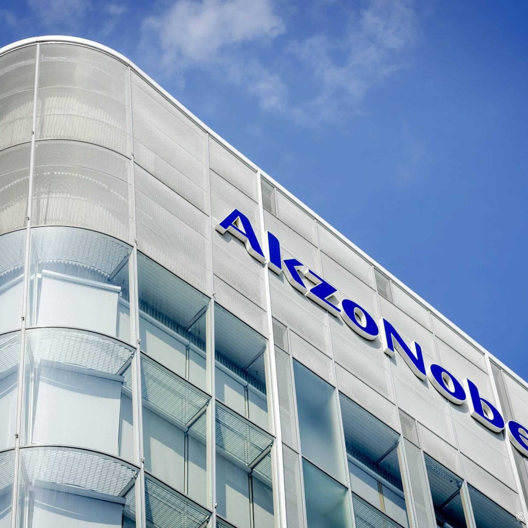 akzonobel zakt op hoger damrak na waarschuwing over winst