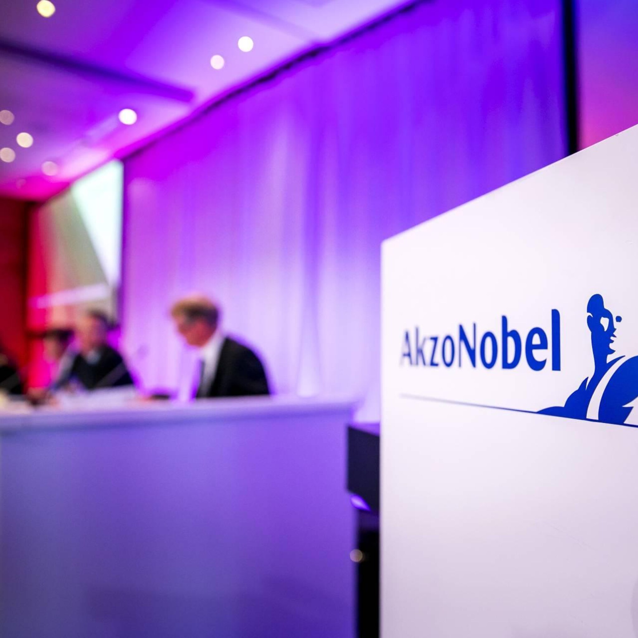 economische onzekerheid raakt winst verfproducent akzonobel