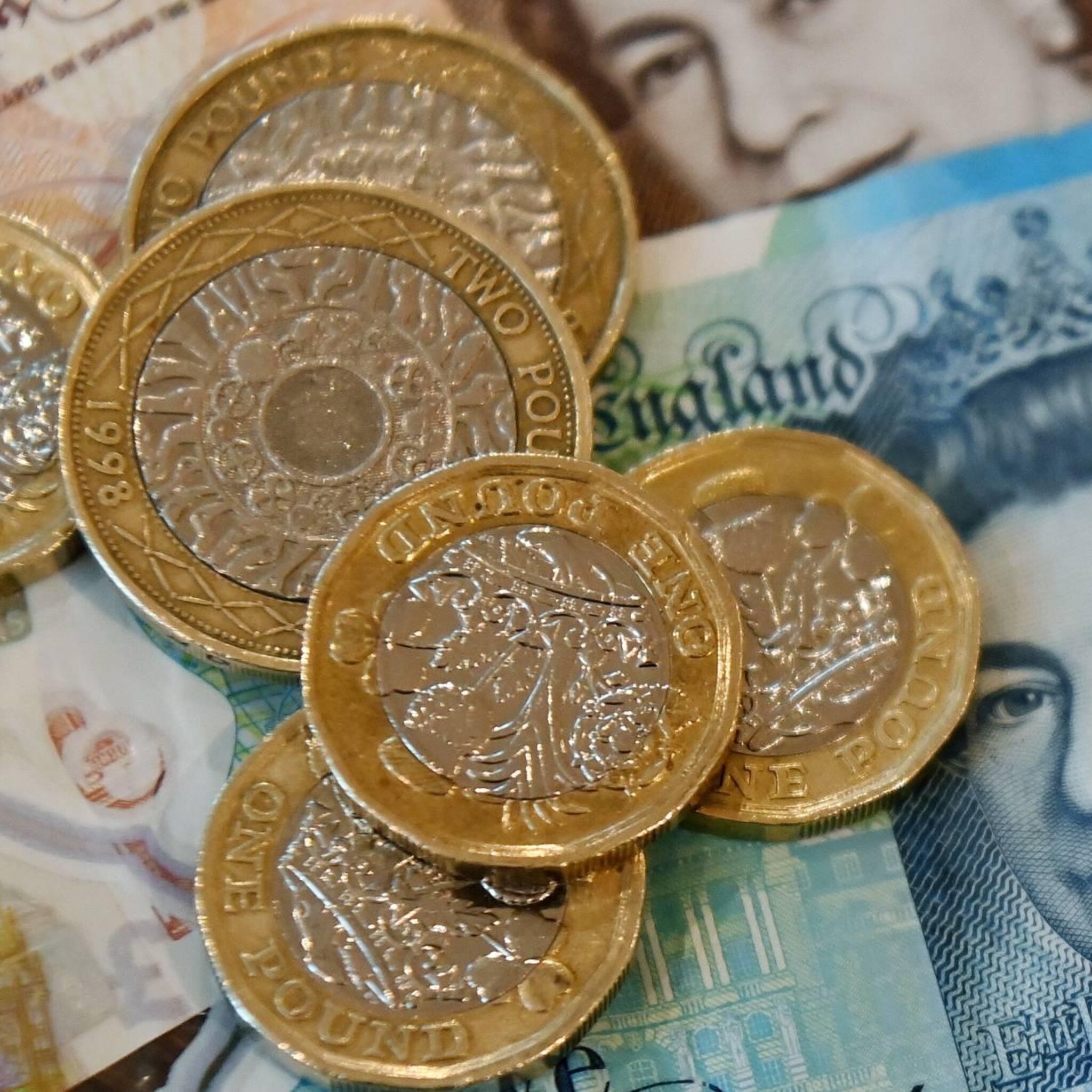 britse centrale bank denkt nog over maatregelen tegen zwakke pond