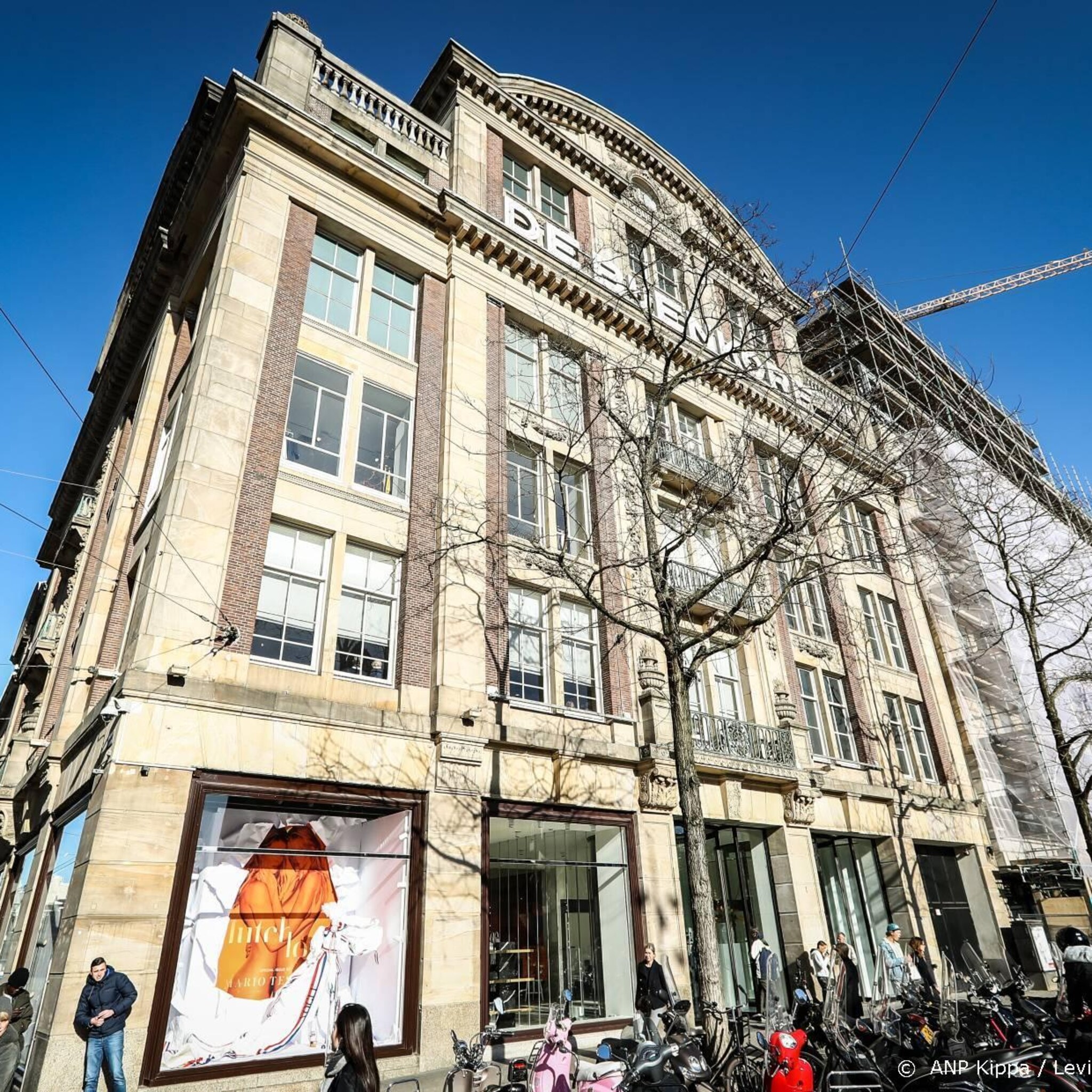 vakbond fnv dreigt met staking bij de bijenkorf