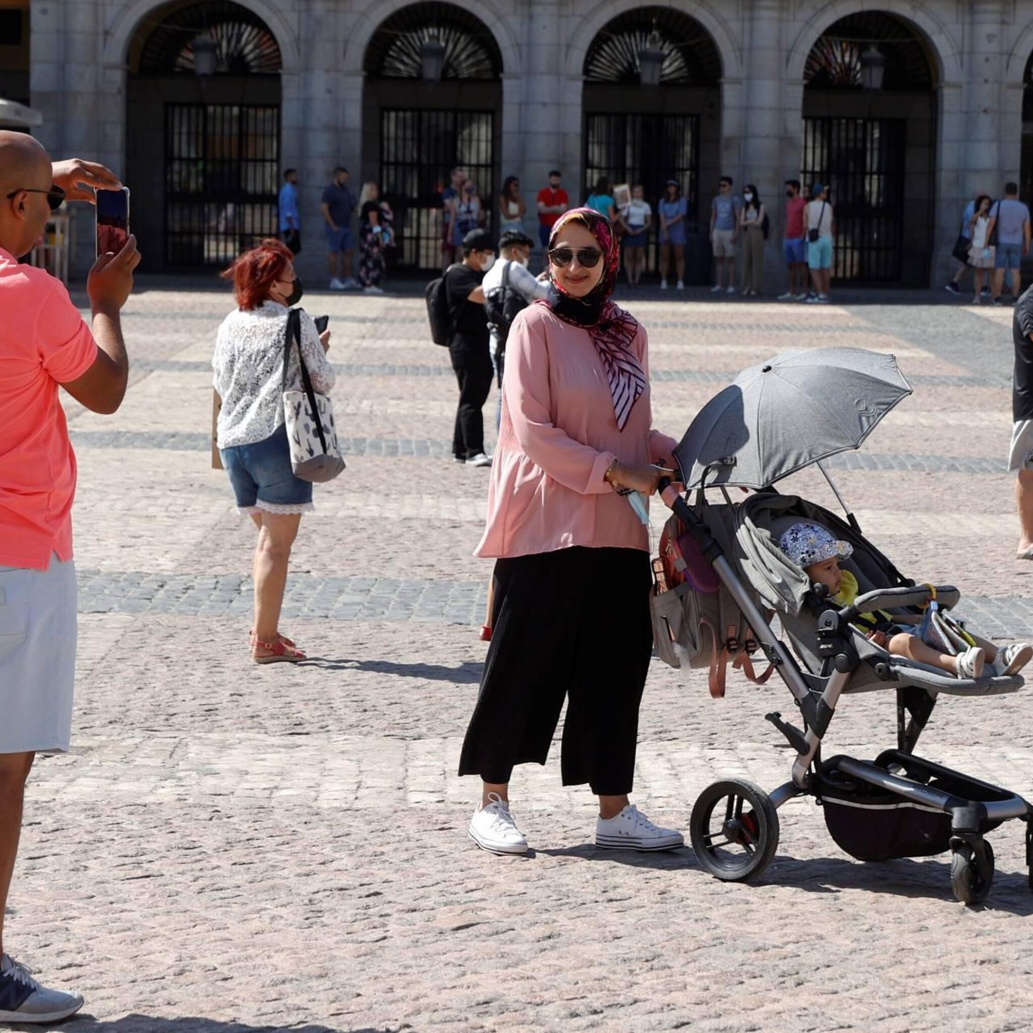 spaanse economie groeit sterker dan verwacht dankzij toerisme