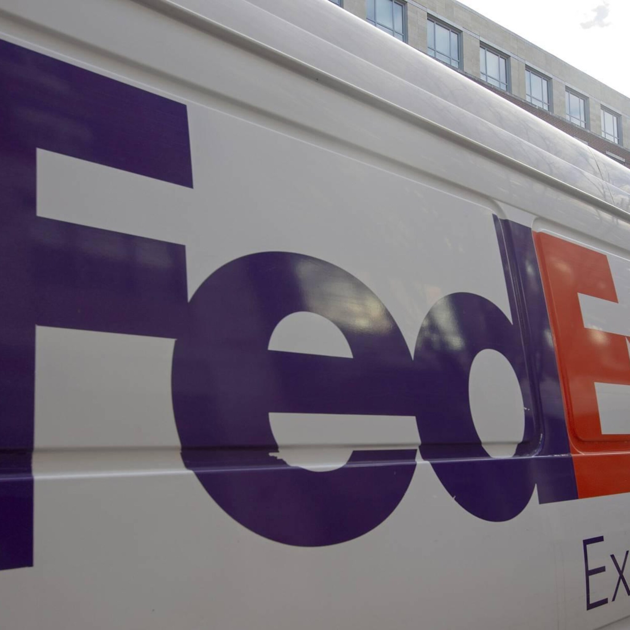 vervoerder fedex snijdt in kosten om lastige marktomstandigheden