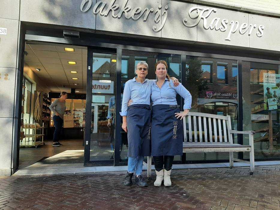 Esther Saalmink (rechts), eigenaar van bakkerij Kaspers, samen met Dinet Schumaker die al 20 jaar bij het bedrijf werkt.
