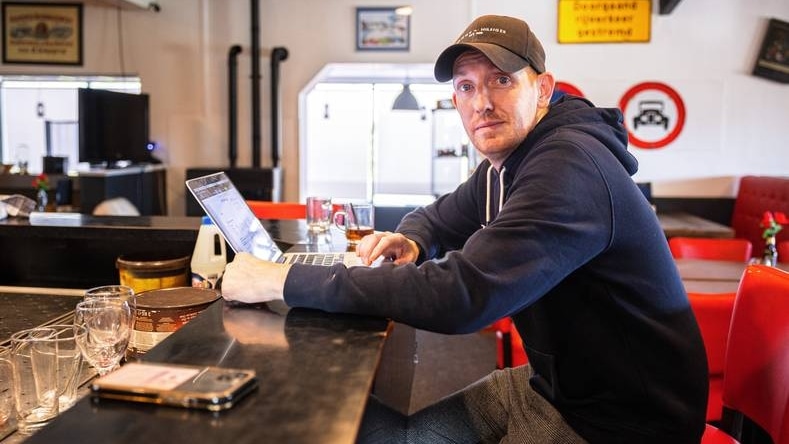 Jurrian Visscher ziet de staafdiagrammetjes op zijn laptop steeds hoger worden. Foto: Enzio Ardesch