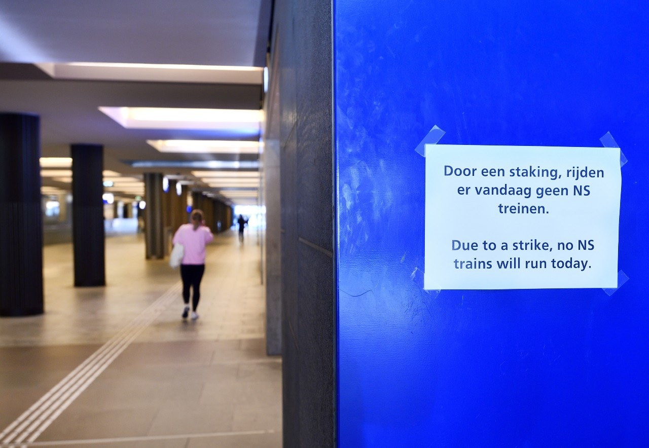 Stakingen bij de spoorwegen hebben de NS voor het blok gezet. Het resultaat is een verhoging van de lonen van het spoorwegpersoneel met bijna 10 procent. Foto: ANP.