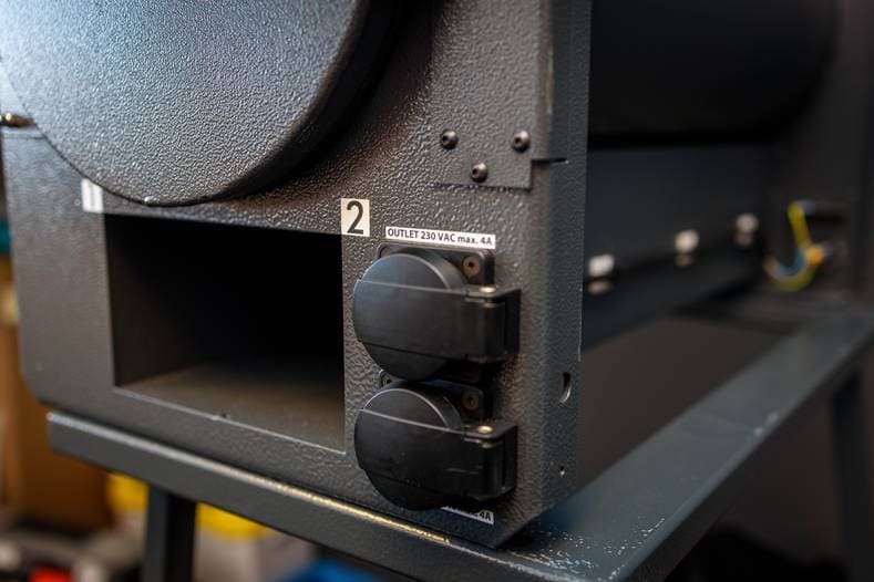 De Battery-box heeft eigen stopcontacten. De oplader ligt in een open ruimte onder de beveiligde koker. De kabel kan door de rubberen afsluiting van het luik naar de accu binnenin. Foto: Wilbert Bijzitter