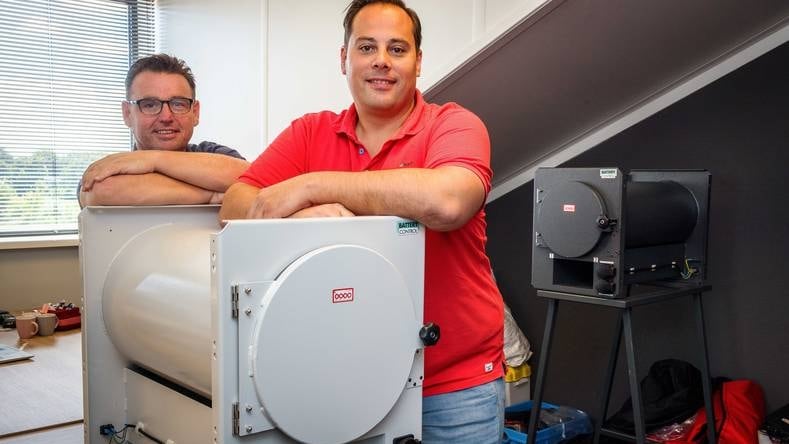 Dick van de Steeg (links) en Nick Akkerman, de oprichters van Battery Control. Foto: Wilbert Bijzitter