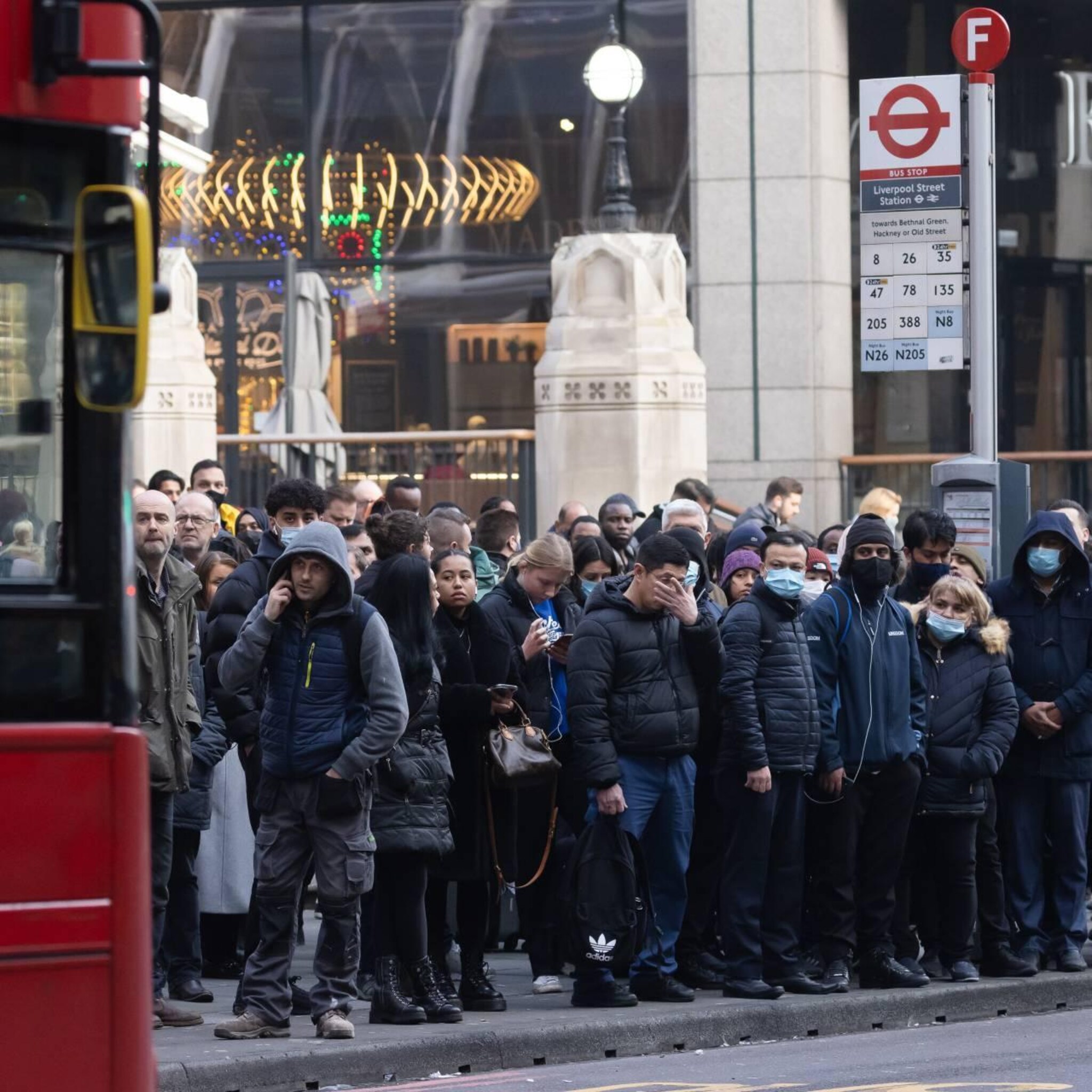 duizenden londense buschauffeurs gaan staken om loonconflict