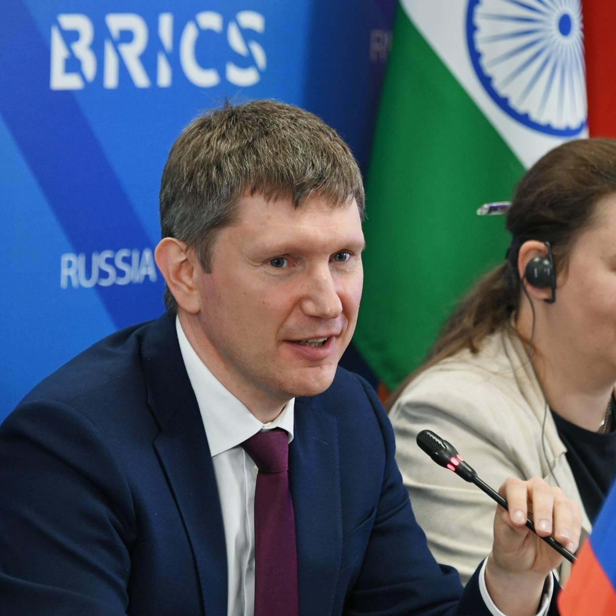 minister russische economie krimpt minder dan verwacht