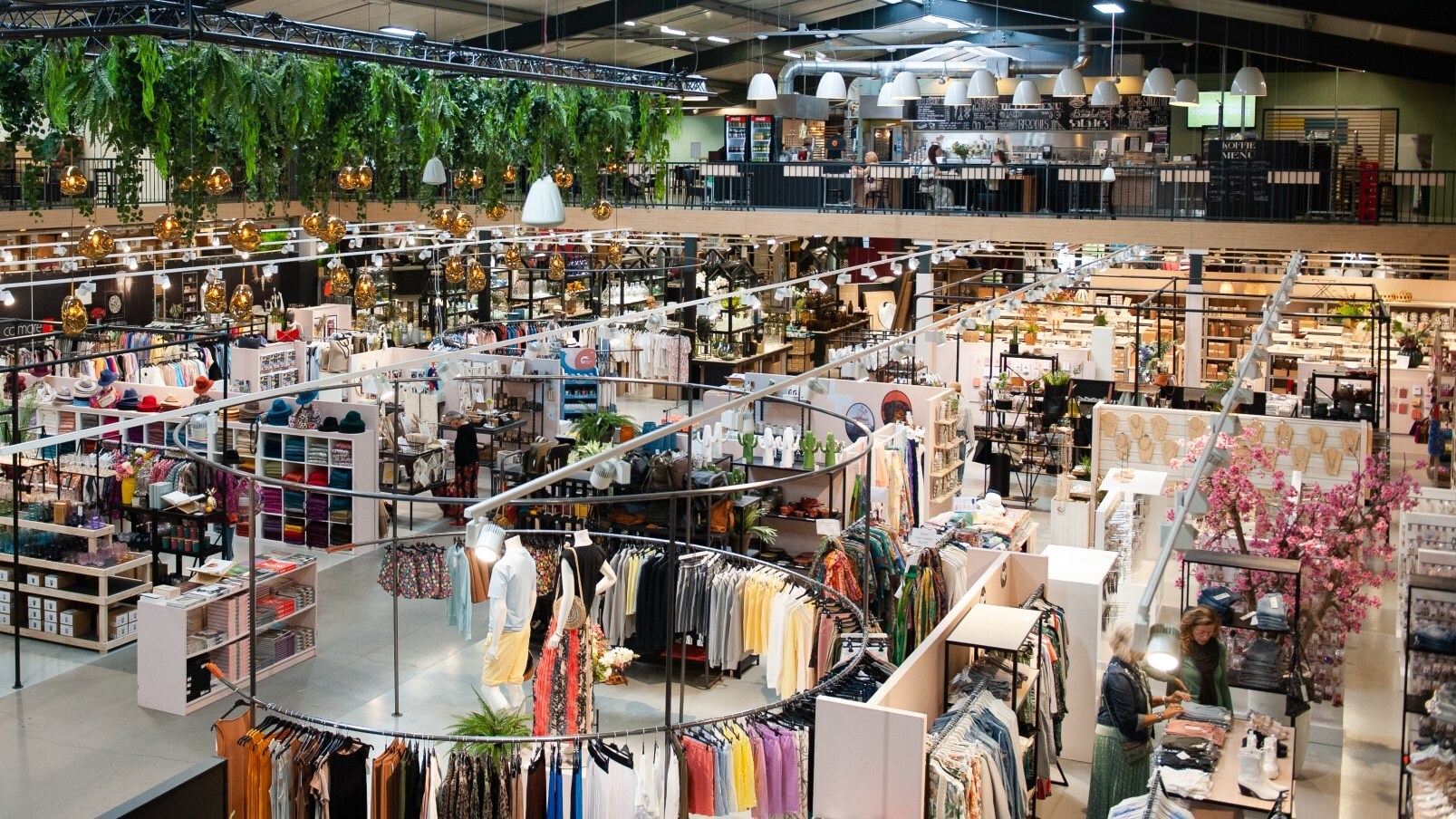 TICA Trends &amp; Trade heeft offline meer dan 54.000 m2 shop-in-shops, verdeeld over drie cash &amp; carry’s in Aalsmeer en Venlo. Foto: TICA