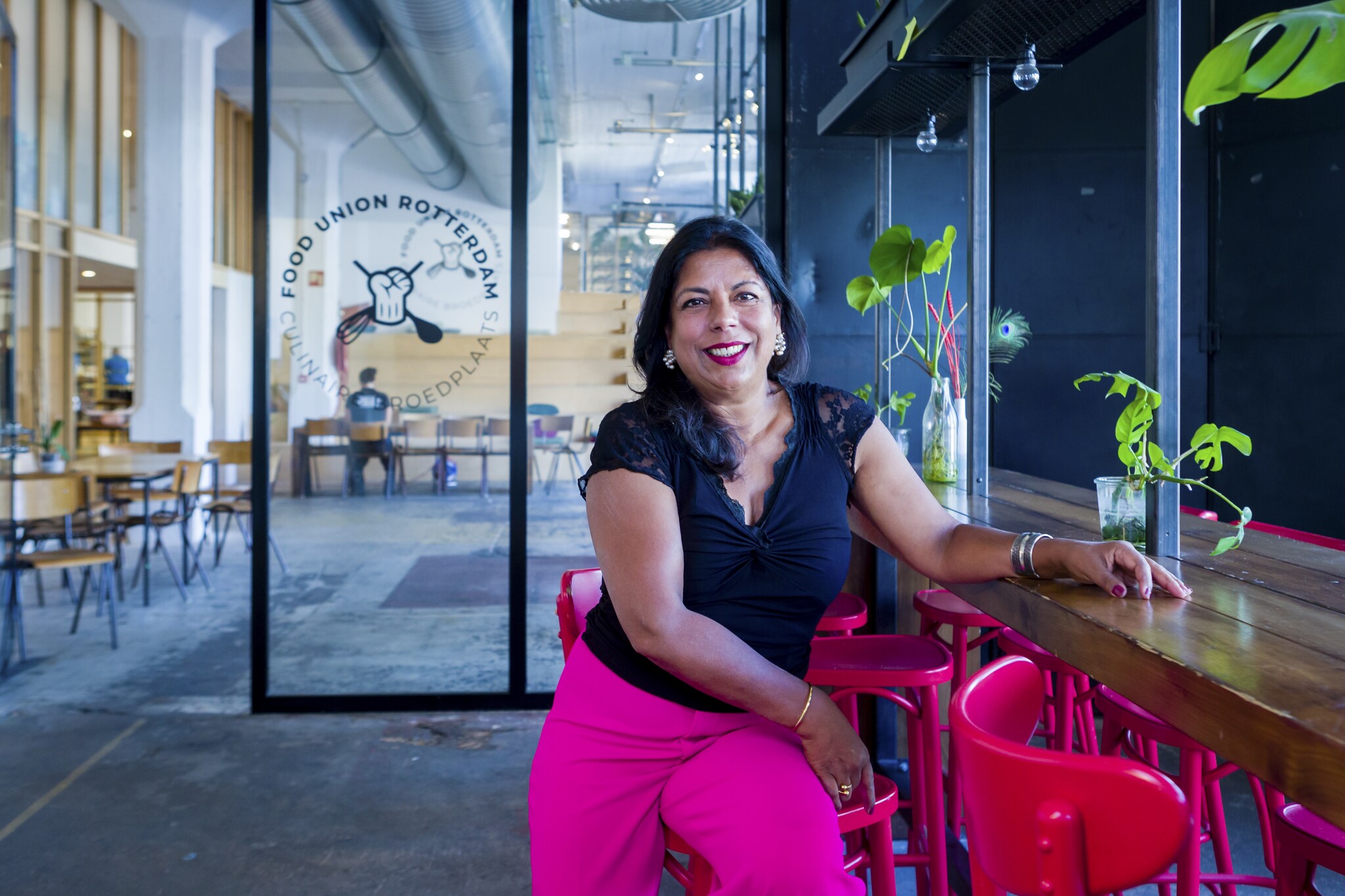 Sandra Houweling-Ramadhin bij Food Union in Rotterdam, de professionele deelkeuken waar zij nu ook kookworkshops geeft.