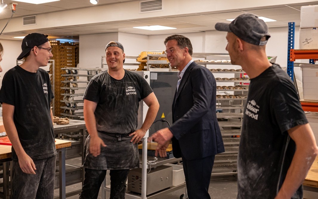 Premier Rutte in gesprek met de bakkers van Lekker Brood, in Den Haag.