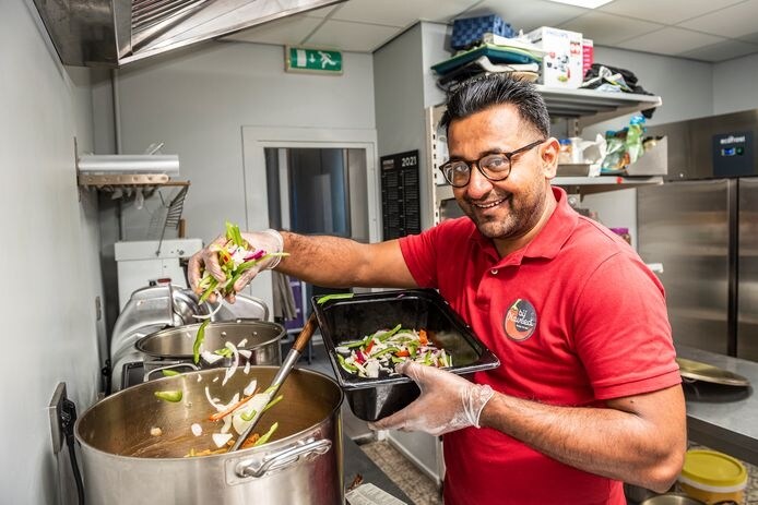 Naveed Malik is succesvol in Nieuwkoop met zijn Pakistaanse takeaway. Foto: Merel Klijzing