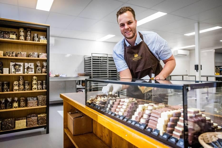 Dylan Reedijk heeft zijn baan als banketbakker opgezegd om zich volledig op zijn eigen chocolaterie te storten. ,,Ik heb nu alle tijd om te ondernemen.’’ Foto's: AD / Jeffrey Groeneweg.
